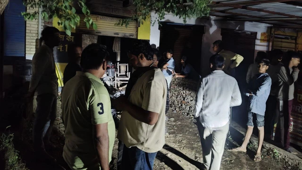 शॉर्ट सर्किट या साजिश का खेल? चंदौली में बंद बाइक गैराज से निकलीं आग की ऊंची लपटें; जलकर खाक हुई सर्विसिंग को आई बाइक