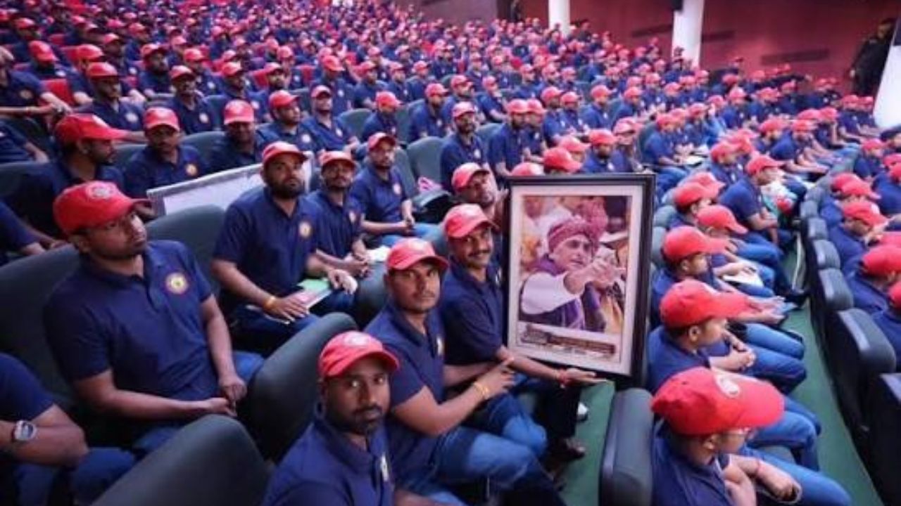 लाल से नीली हुई सपा छात्रसभा की ड्रेस, अखिलेश की रणनीति में क्या है दांव