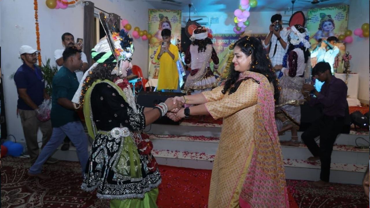 Budaun: पुलिस लाइन में रात को दिखा अद्भुत नजारा, डीएम-एसएसपी ने की पूजा, फिर बच्चों ने लूटी महफिल