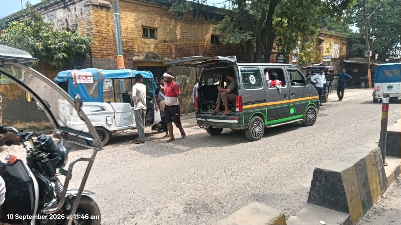 बदायूं में जाम से बेहाल पुलिस लाइन चौराहा, डग्गामार वाहनों के बीच टेंपो चालक ने ट्रैफिक इंस्पेक्टर पर लगाए आरोप