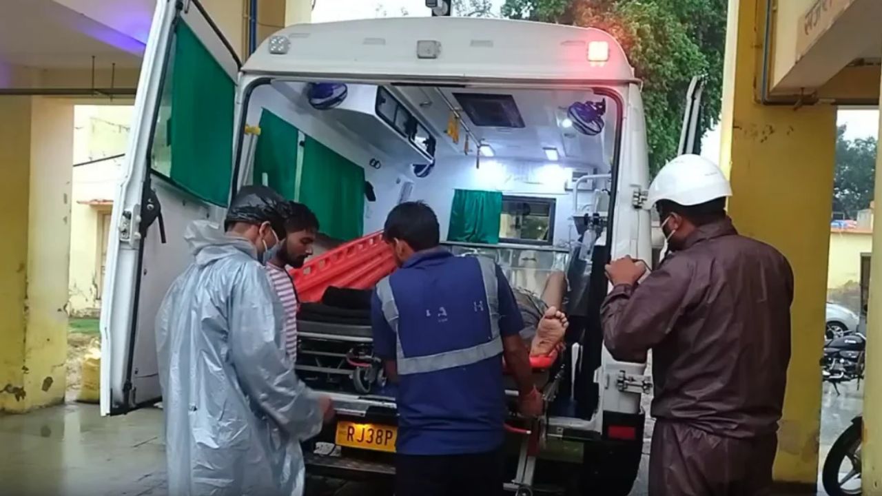 गंगा एक्सप्रेस-वे पर तेज रफ्तार का कहर, चेंबर 168 के पास पलटी कार; PGI डॉक्टर गंभीर