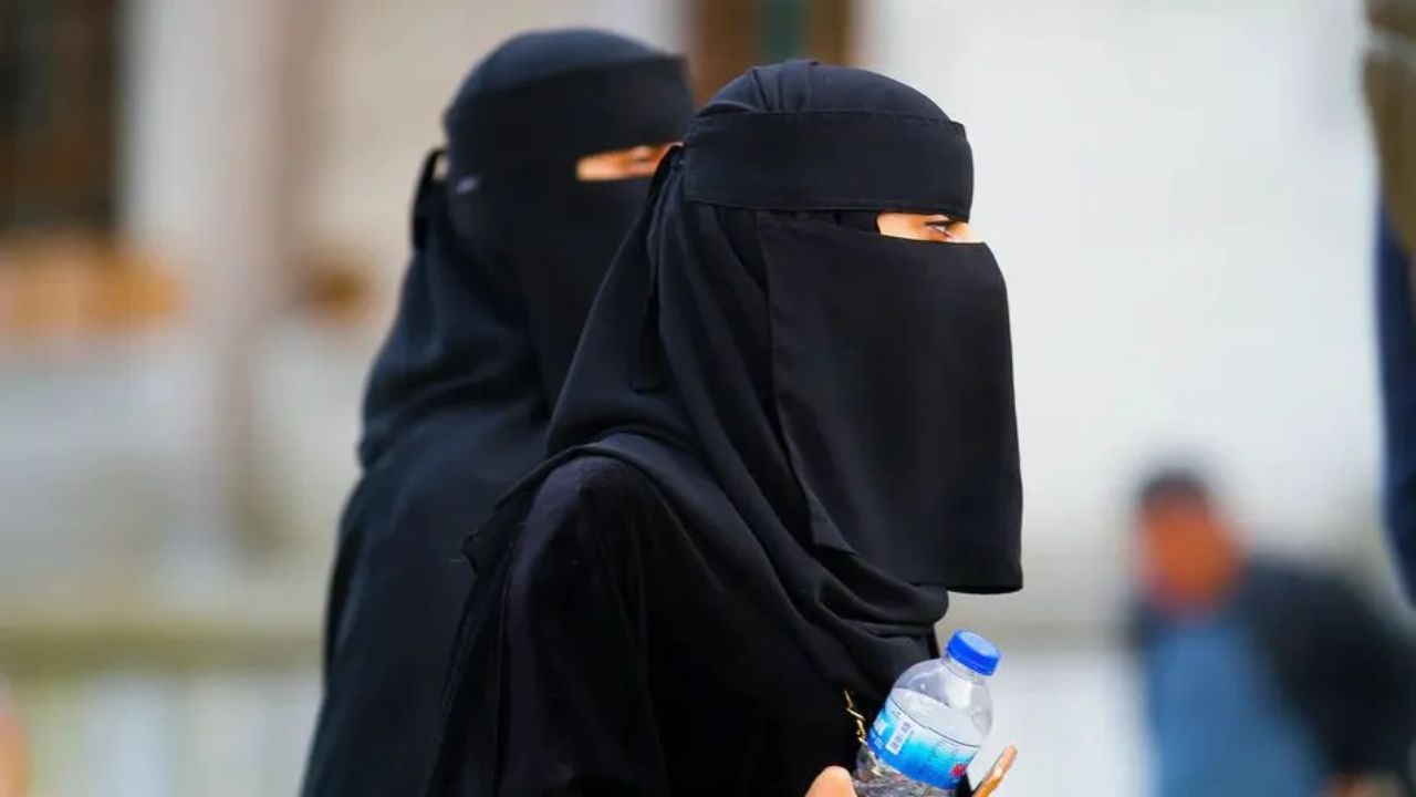 इटली के स्कूलों में लागू हुआ नया फरमान: बुर्के पर प्रतिबंध, भाषा न सीखने पर लगेगा भारी जुर्माना