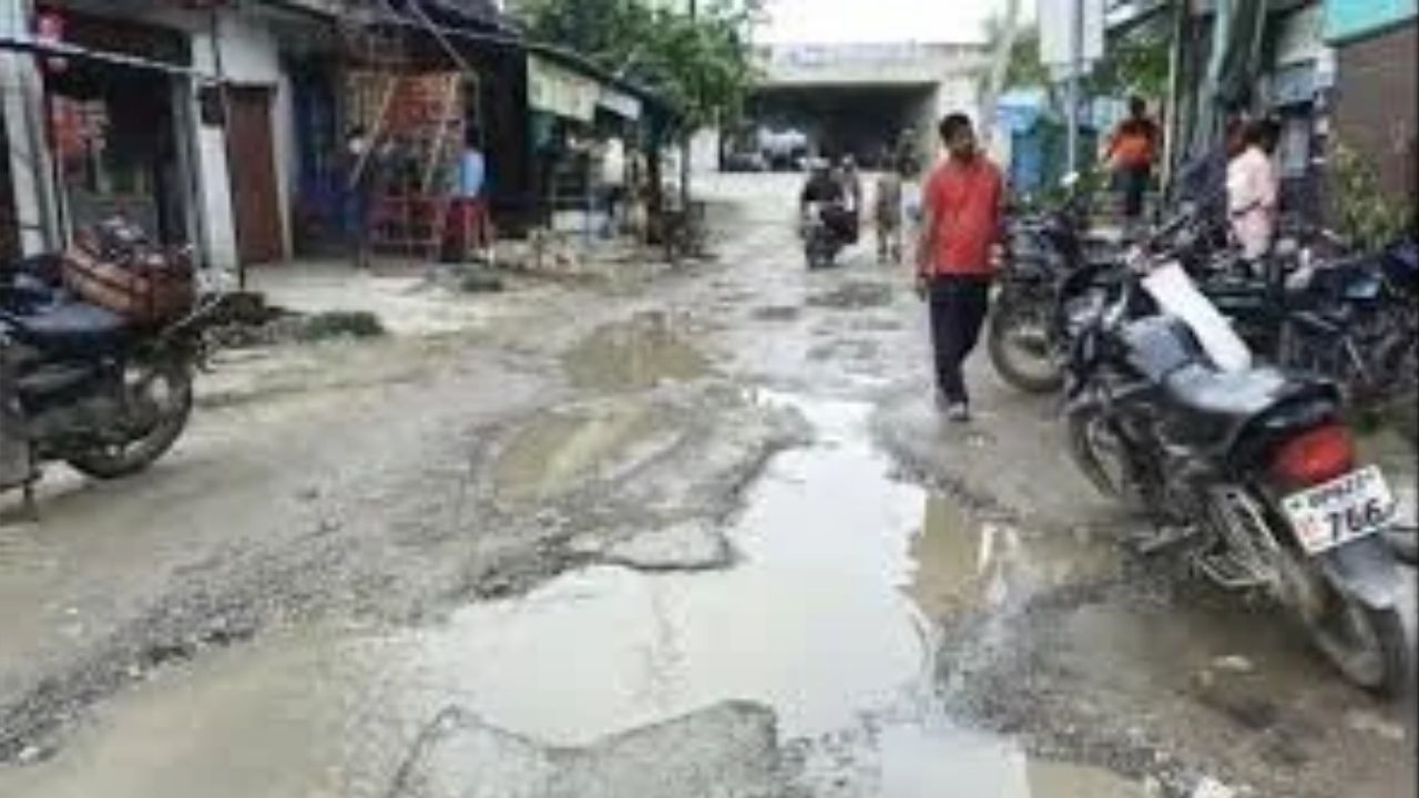 चंदौली में 50 गांवों को जोड़ने वाली सड़क बदहाल, जाम से लेकर स्कूली बच्चों तक की बढ़ी मुश्किल