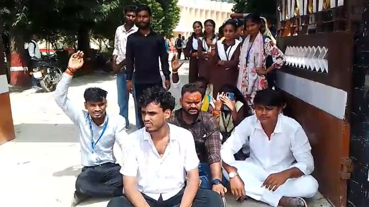 तेरा Career और Result बर्बाद कर दूंगा, मिर्जापुर में प्राचार्य के इन कड़वे बोलों के खिलाफ धरने पर बैठे छात्र