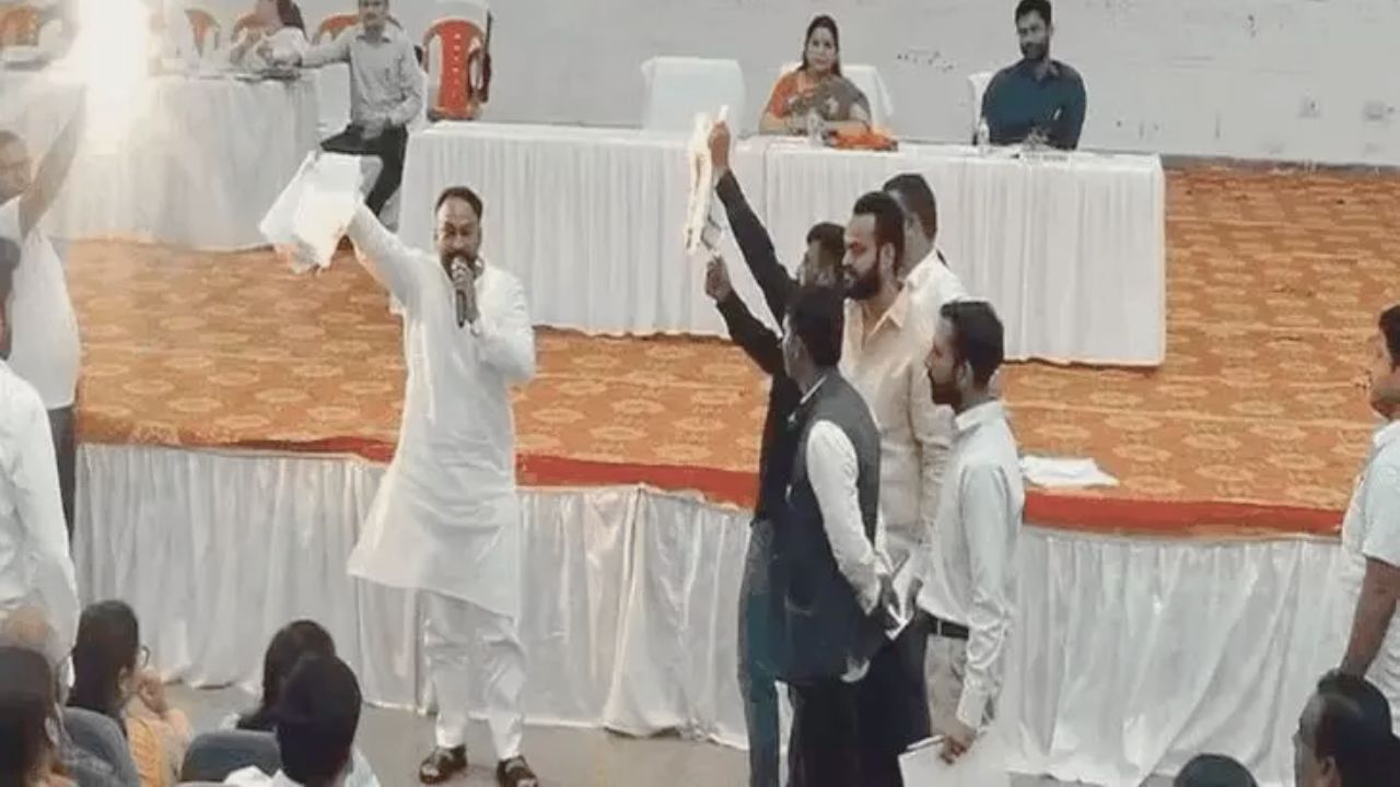 हरिद्वार नगर निगम में प्रचंड हंगामा, पुराने प्रस्तावों पर भड़के कांग्रेस पार्षद, जला दीं बोर्ड की प्रतियां