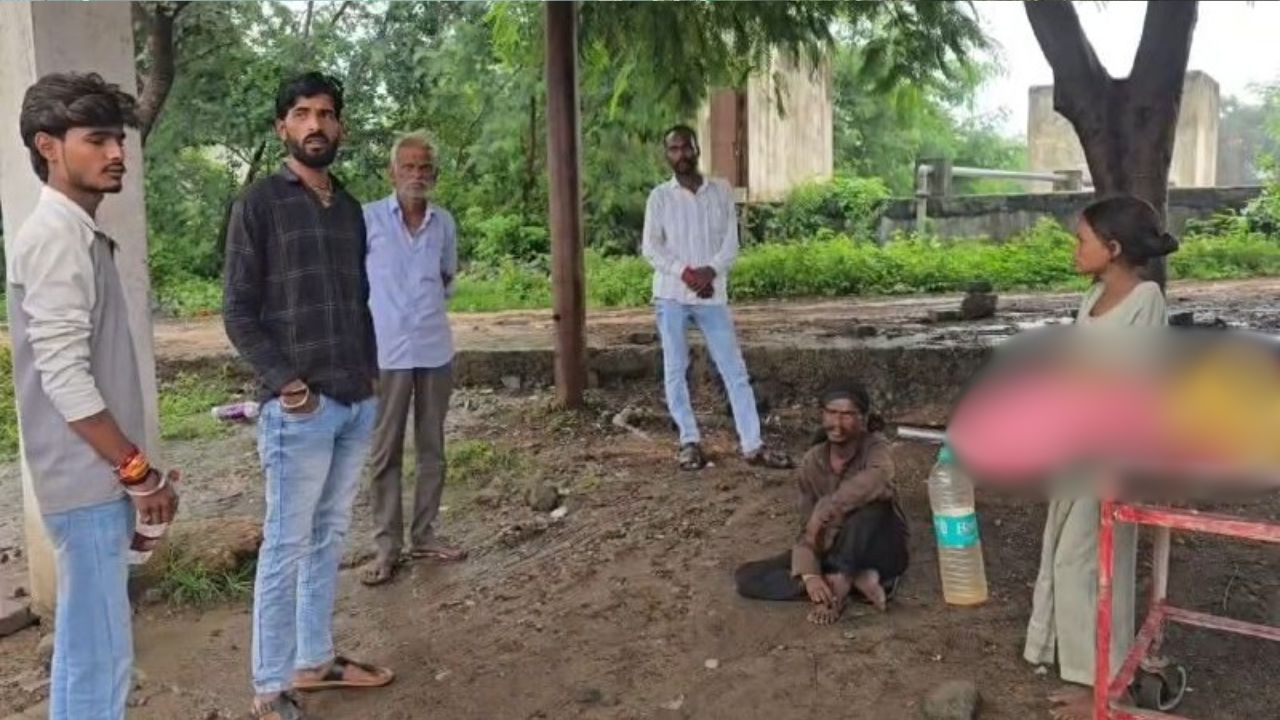 पैसे नहीं थे… बारिश में स्ट्रेचर पर पत्नी का शव लेकर घंटों बैठा रहा पति, मासूम बेटी रोती रही; फिर जो हुआ उसने झकझोर दिया