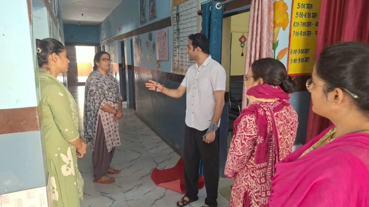 सुबह-सुबह स्कूलों में पहुंचे डीएम साहब और फिर जो हुआ, बटुलही के स्कूलों में 50% से कम हाजिरी देख भड़के अधिकारी