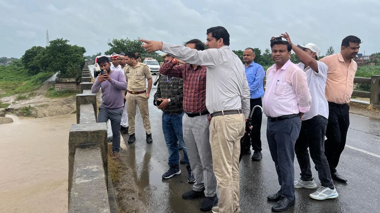 महाराजगंज में राप्ती नदी का जलस्तर बढ़ने से बाढ़ का खतरा, मौके पर पहुंचे DM, लोगों से की ये खास अपील