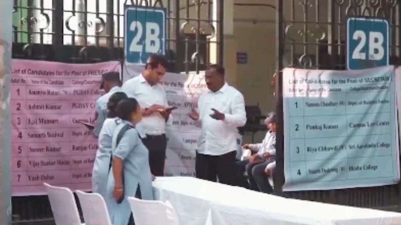 दिल्ली यूनिवर्सिटी छात्रसंघ चुनाव 2026: वोटों की गिनती जारी, ABVP ने चारों मुख्य पदों पर बनाई मजबूत बढ़त