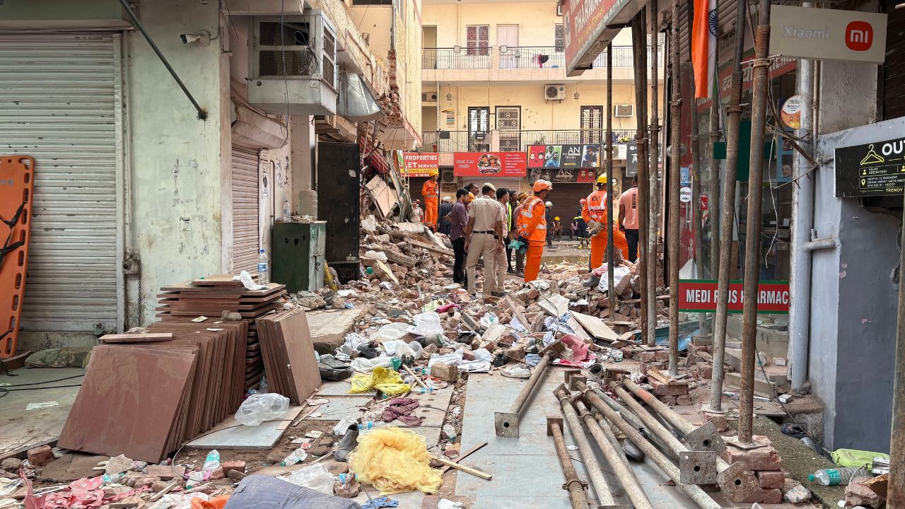 Delhi Building Collapse: 7 मौतों के बाद मचा हड़कंप, क्या दिल्ली की हजारों इमारतें भी हैं खतरे में?