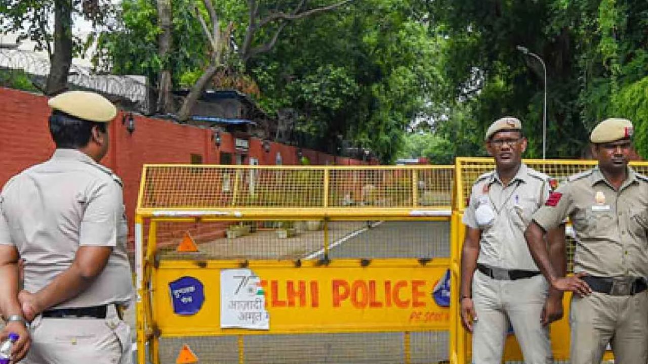 दिल्ली में छात्रा से दरिंदगी, छेड़छाड़ के बाद स्कूटर से 100 मीटर घसीटा, 10 दिन बाद FIR