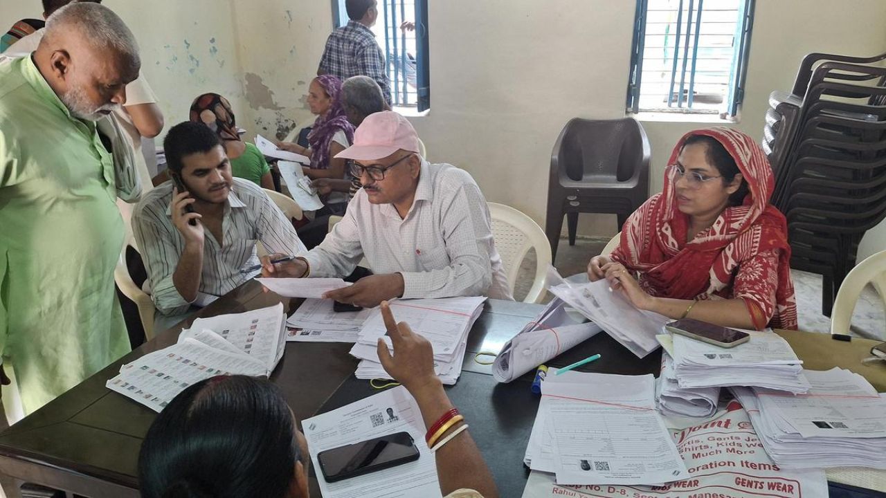 Delhi SIR: वोटर लिस्ट में बड़ा उलटफेर! 47.7 लाख नाम ड्राफ्ट से बाहर, जानें कब आएगी फाइनल लिस्ट