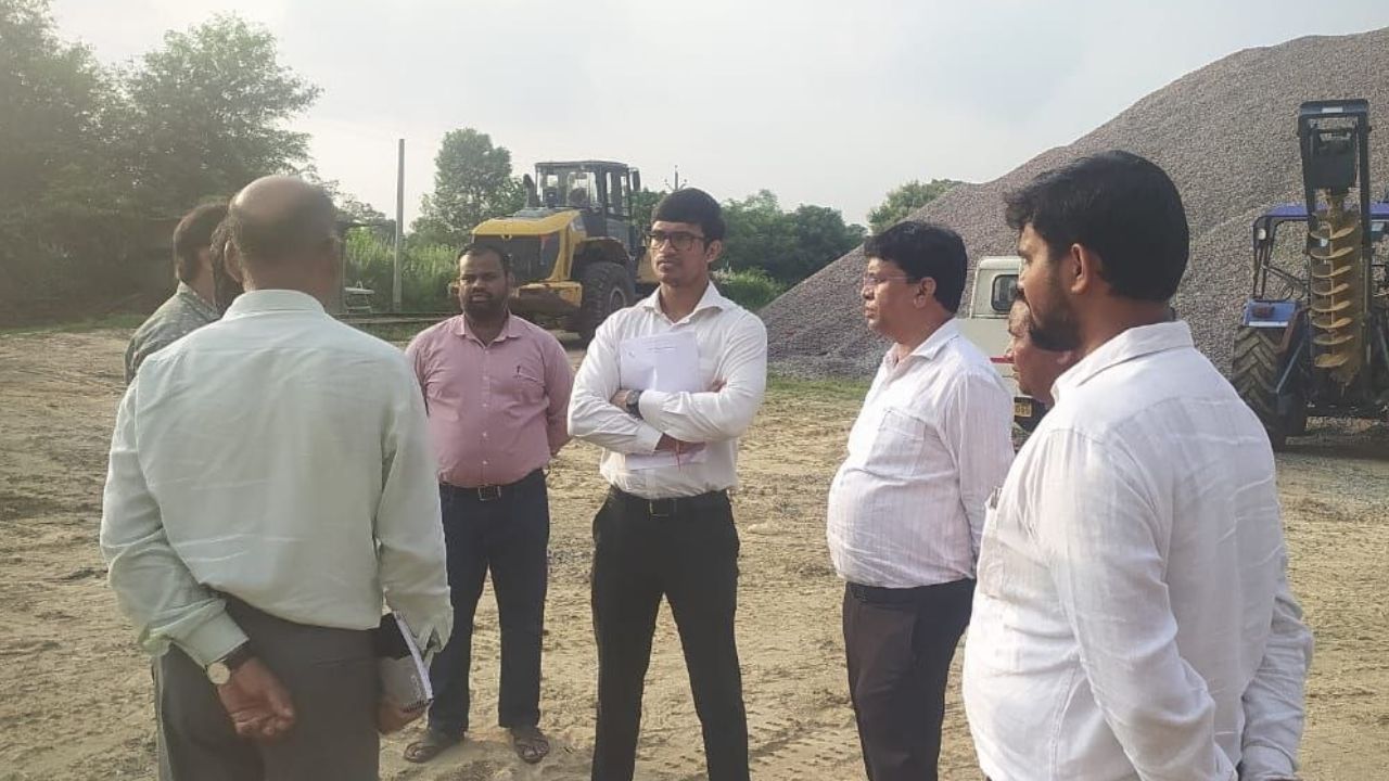 Deoria News: जनता दर्शन में पहुंची शिकायत पर तुरंत एक्शन, मौके पर पहुंची टीम ने जांच के बाद किया निस्तारण