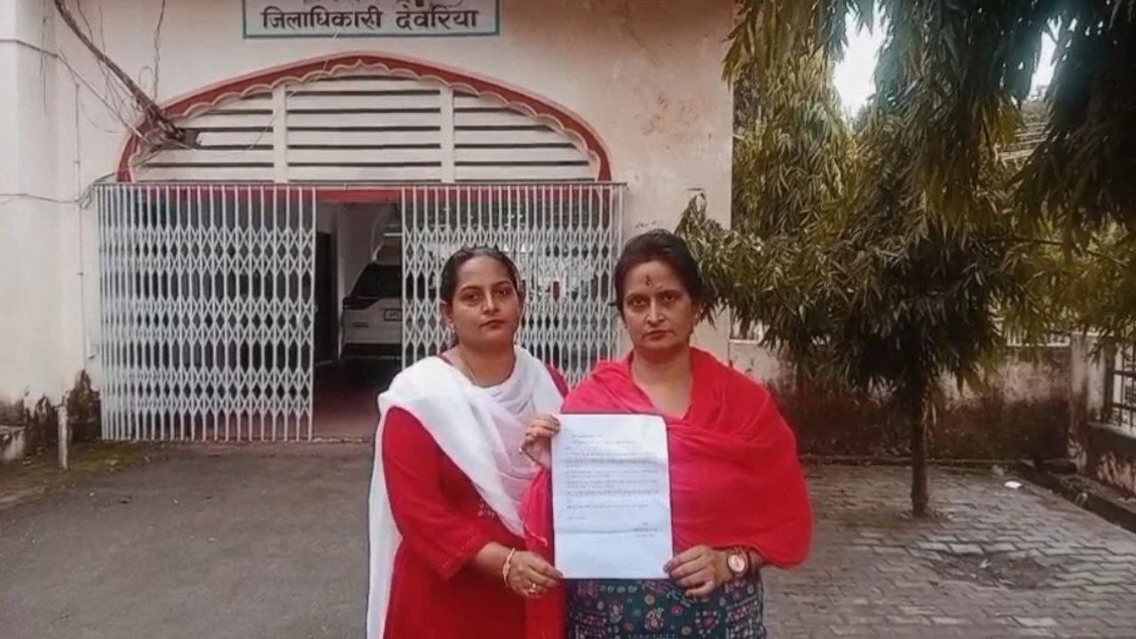 देवरिया में मानवता शर्मसार: बुजुर्ग माता-पिता को बेटों ने घर से निकाला, बेटियों ने संभाला, डीएम से सुरक्षा की गुहार