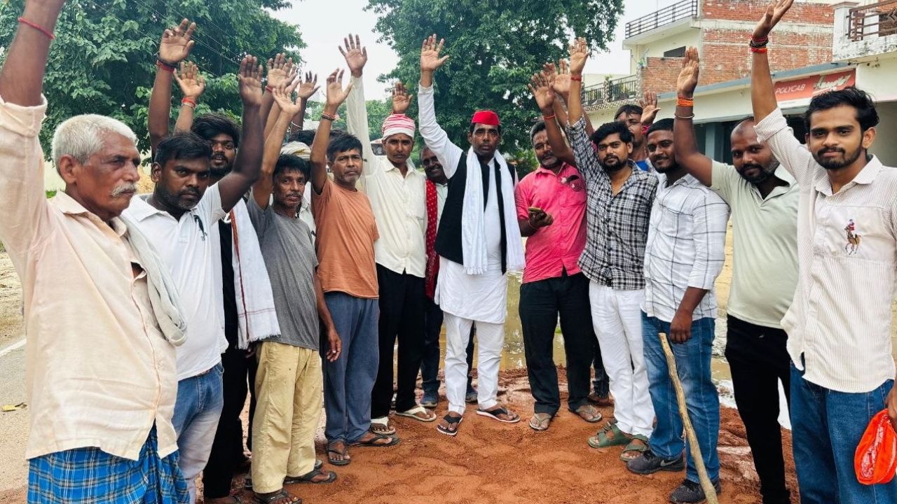 सरकार ने नहीं सुनी तो खुद सड़क पर उतर गए सपा नेता, ग्रामीणों के साथ मिलकर भरे गड्ढे; 48 घंटे का अल्टीमेटम
