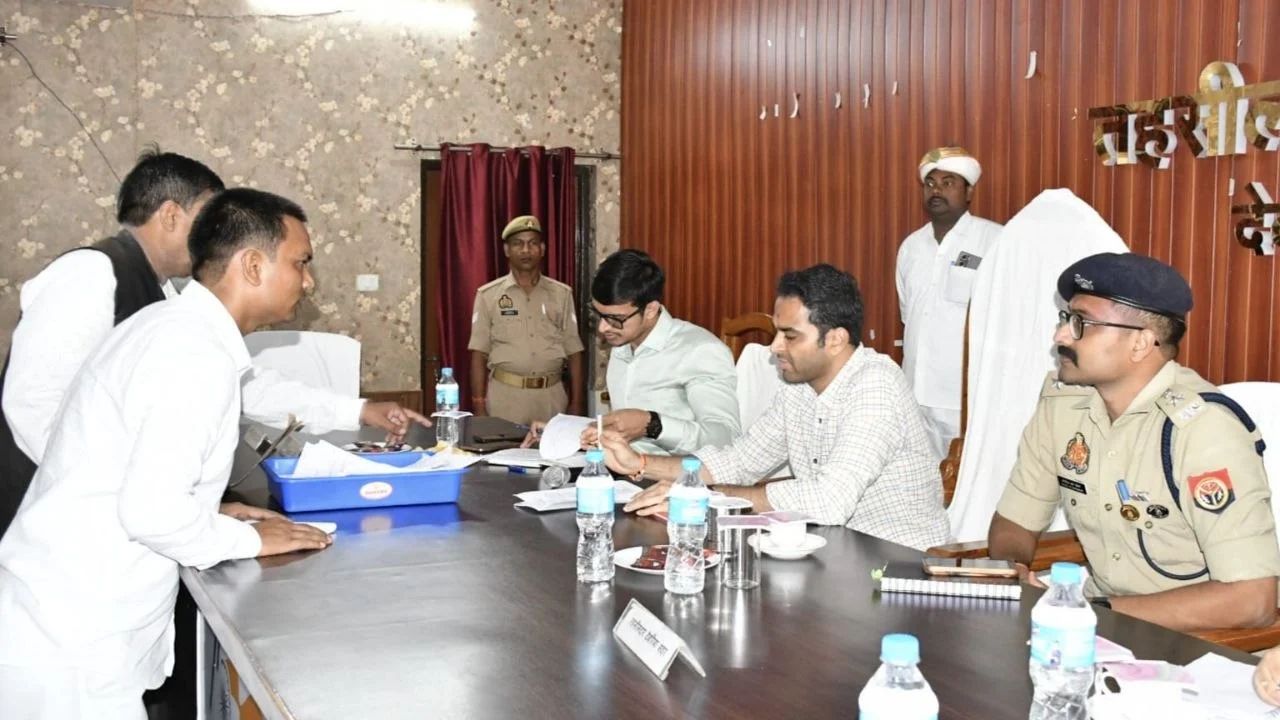 समाधान दिवस में लेट पहुंचे तो रुका वेतन, देवरिया DM मधुसूदन हुल्गी ने 13 कानूनगो पर की कार्रवाई