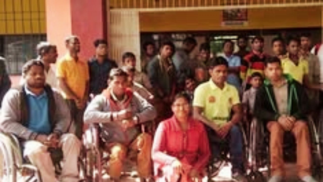 ‘रास्ते में हैं साहब और घंटों इंतजार करते लाचार दिव्यांग’! जानिए दो जिलों के प्रभार में छिपा है कौन सा बड़ा प्रशासनिक सच?