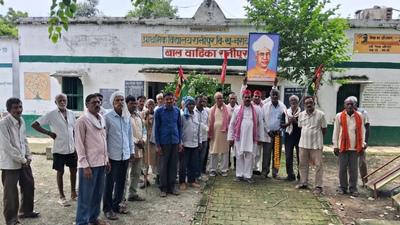 शिक्षक दिवस पर सपा का ‘अनोखा स्ट्राइक’! मिर्जापुर में बंद पड़े स्कूलों के बाहर बजाई घंटी; ‘PDA परिवार पढ़ेगा’ का बुलंद किया नारा