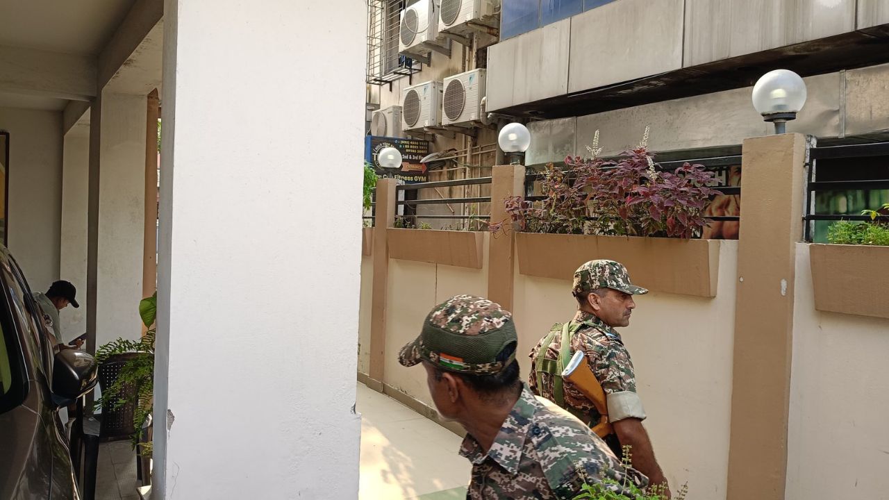 पश्चिम बंगाल के पूर्व मंत्री इंद्रनील सेन के घर ED की रेड, यूनेस्को के नाम पर दुर्गा पूजा टिकट बेचने का बड़ा फर्जीवाड़ा
