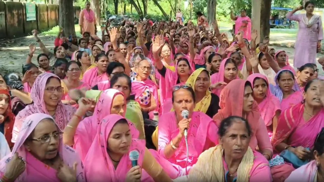 12 हजार में दम नहीं, 18 हजार से कम नहीं! फतेहपुर में आंगनबाड़ी कार्यकर्ताओं का फूटा गुस्सा, सौंपा ज्ञापन