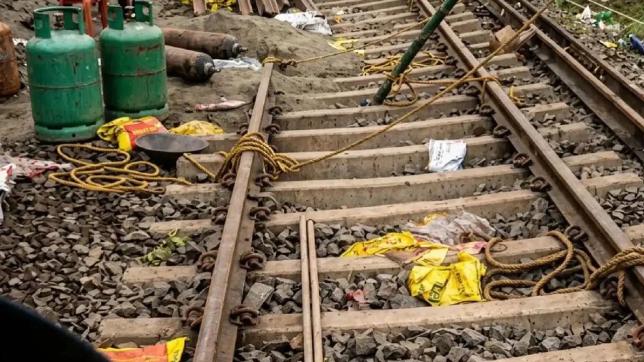 मुसीबत अभी टली नहीं है! फरक्का में फिर धंसी रेलवे लाइन, 15 मीटर गहराई तक भूस्खलन; ट्रेनों पर मंडराया संकट
