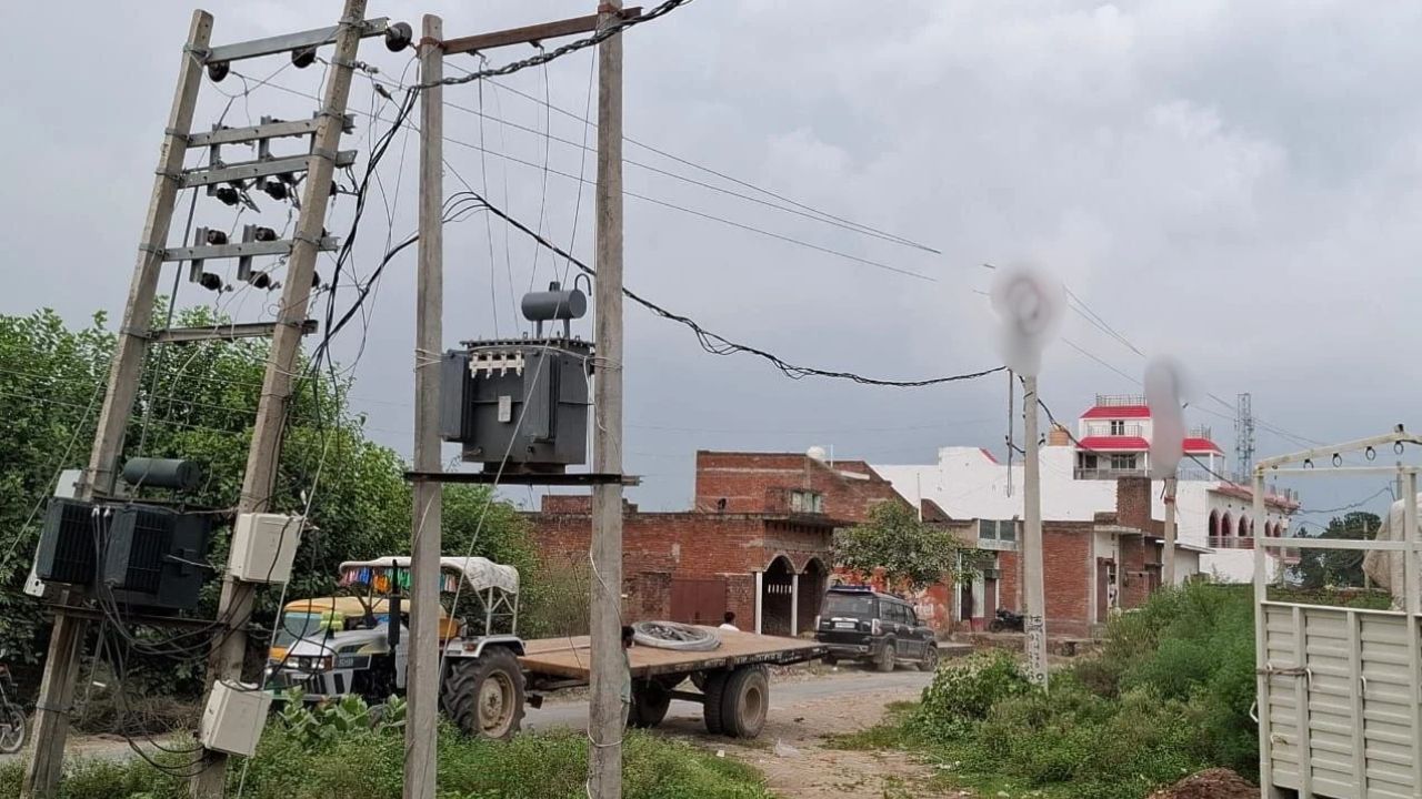 भारी बारिश से बेहाल फर्रुखाबाद के ग्रामीण: 36 घंटे से बिजली और पानी के संकट के बीच जीने को मजबूर लोग