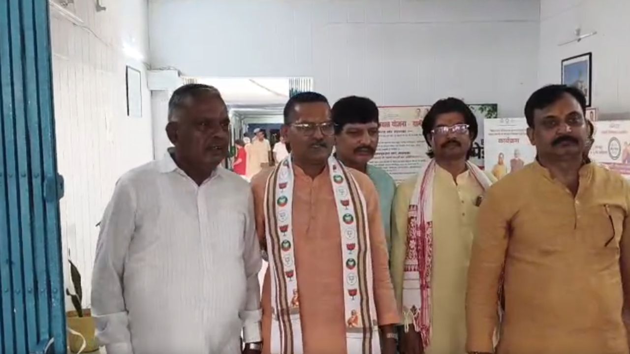 फतेहपुर जिला अस्पताल में इलाज को लेकर घमासान, डॉक्टर पर अभद्रता का आरोप; अब होगी जांच?
