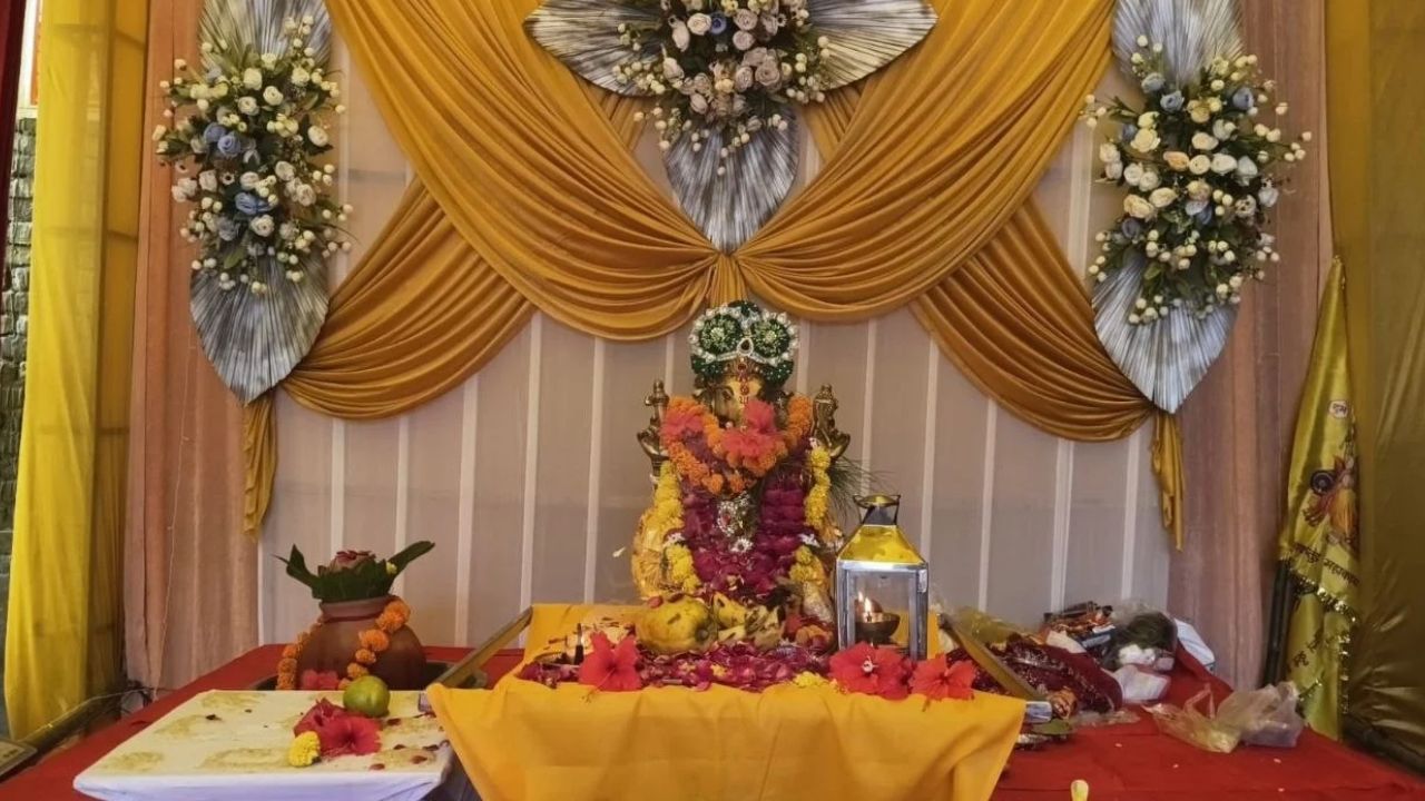 सजी भव्य झांकियां, गूंजे बप्पा के जयकारे और उमड़ा आस्था का सैलाब; मैनपुरी में गणेश उत्सव पर देखिए भक्ति का यह अलौकिक नजारा