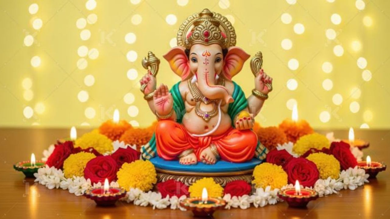 विघ्नहर्ता भगवान गणेश के स्वागत के लिए हर साल घरों में उत्साह और उमंग का माहौल होता है। भाद्रपद शुक्ल चतुर्थी पर जब बप्पा का घर में आगमन होता है, तो उनकी अगवानी के लिए पूजा स्थल को बेहद खास और आकर्षक तरीके से सजाया जाता है। इस बार अगर आप बाजार की मंहगी और कृत्रिम सजावट से हटकर कुछ नया और अनोखा करना चाहते हैं, तो घर की ही चीजों और प्राकृतिक तत्वों से बप्पा के लिए एक भव्य दरबार तैयार कर सकते हैं। कम खर्च और बिना किसी झंझट के बप्पा के स्वागत को यादगार बनाने के लिए ये पांच बेहतरीन डेकोरेशन आइडिया अपनाए जा सकते हैं। (सोर्स- Pinterest)
