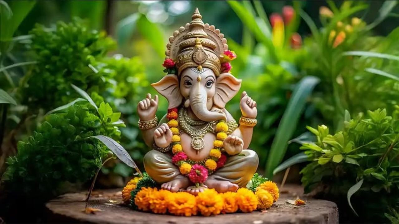 सांध्यकालीन आरती और उत्सव के माहौल में रोशनी का विशेष महत्व होता है। बप्पा की चौकी के आसपास फेयरी लाइट्स या वॉर्म टोन की एलईडी स्ट्रिप्स का इस्तेमाल करके एक जादुई माहौल बनाया जा सकता है। मूर्ति के ठीक पीछे या जाल की तरह फैलाकर लगाई गई ये लाइट्स शाम ढलते ही पंडाल की खूबसूरती में चार चांद लगा देंगी। आप चाहें तो फेयरी लाइट्स के साथ छोटे-छोटे पेपर लैंप या झूमर का भी उपयोग कर सकते हैं। (सोर्स- Pinterest)