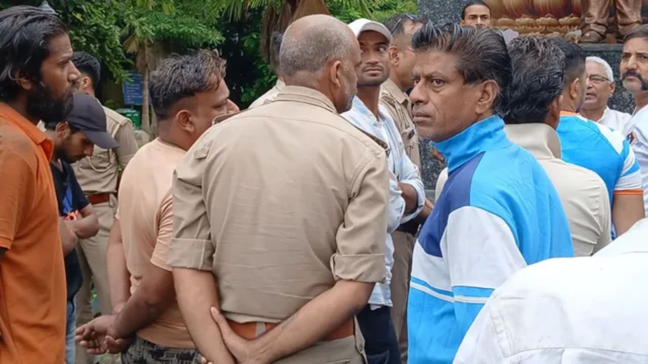 गाजियाबाद में आंबेडकर प्रतिमा से छेड़छाड़ के बाद बवाल; मौके पर भारी पुलिस तैनात