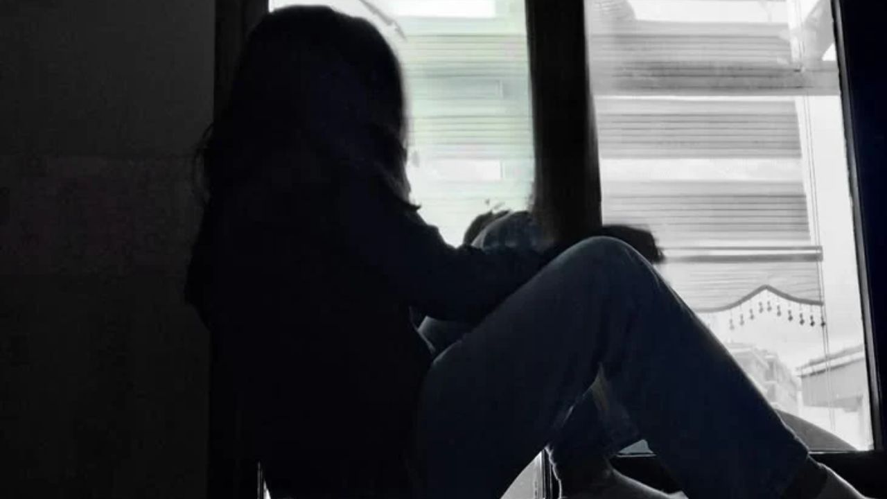 ‘पापा, मैं स्कूल नहीं जाऊंगी’ आगरा में युवक की हरकतों से आहत छात्रा ने छोड़ी पढ़ाई, न्याय की गुहार लगा रहा पीड़ित परिवार