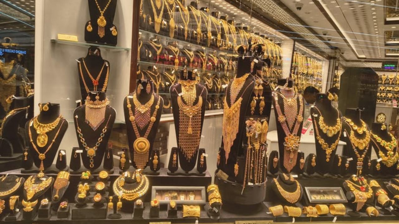 Gold Price Today: सोने के दामों में लगातार दूसरे दिन आई बड़ी गिरावट, जानिए आपके शहर में कितना सस्ता हुआ गोल्ड