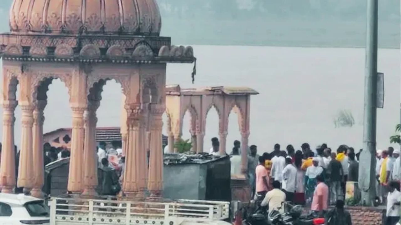 गोरखपुर में बड़ा हादसा, राजघाट पर भरभराकर गिरा गोरक्षनाथ घाट का गुंबद, दो की मौत और कई घायल