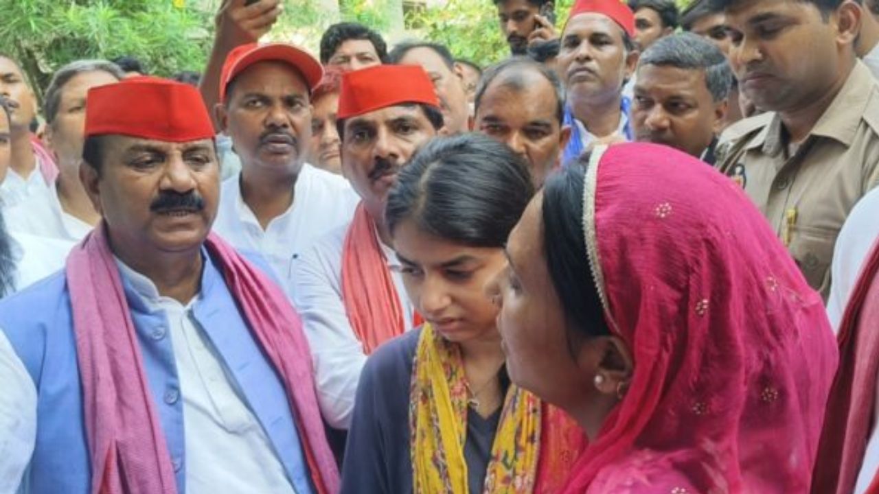 अर्जुन यादव की मौत पर सपा प्रदेश अध्यक्ष पहुंचे गांव, परिवार से मिले; बोले- न्याय की लड़ाई में अकेला नहीं छोड़ेंगे