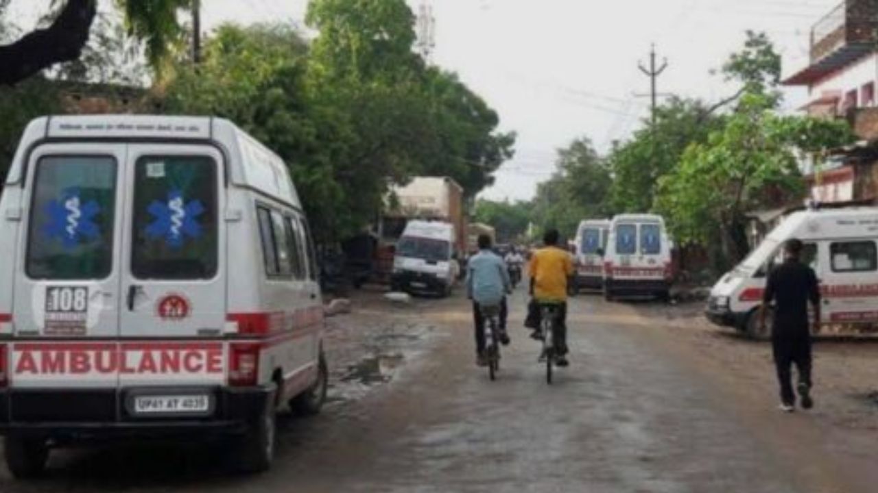 एक घंटे तक एंबुलेंस का इंतजार करता रहा घायल, स्ट्रेचर पर तड़पते रहे; अस्पताल पहुंचते ही मौत