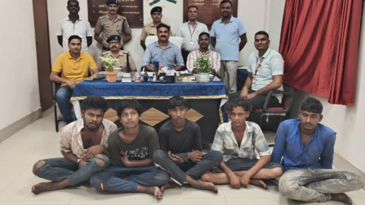 गोरखपुर में ट्रेन पर पत्थरबाजी, महिला यात्री के घायल होने की सूचना; RPF ने पांच युवकों को पकड़ा