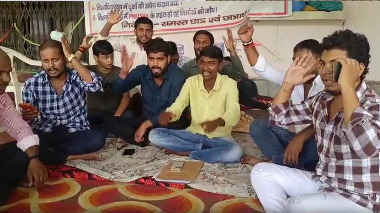 ‘प्रॉक्टर साहब कहां हैं?’ गोरखपुर में छात्रों ने लगा दिए गुमशुदगी पोस्टर, 2 रुपये इनाम ने खींचा सबका ध्यान
