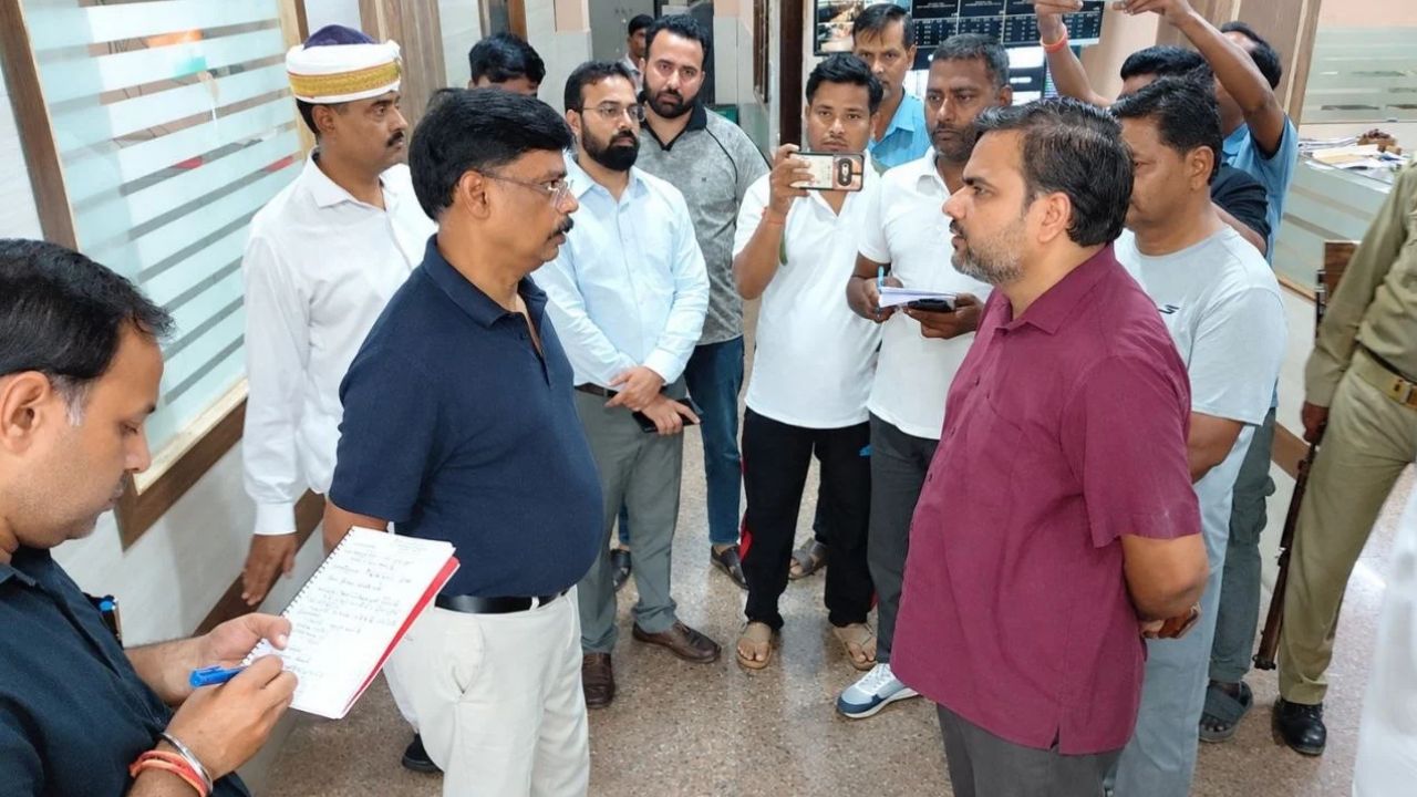“सफाई में लापरवाही मिली तो कार्रवाई तय”, सादाबाद में सुबह-सुबह निकले DM: कूड़े से लेकर अतिक्रमण तक पर सख्ती