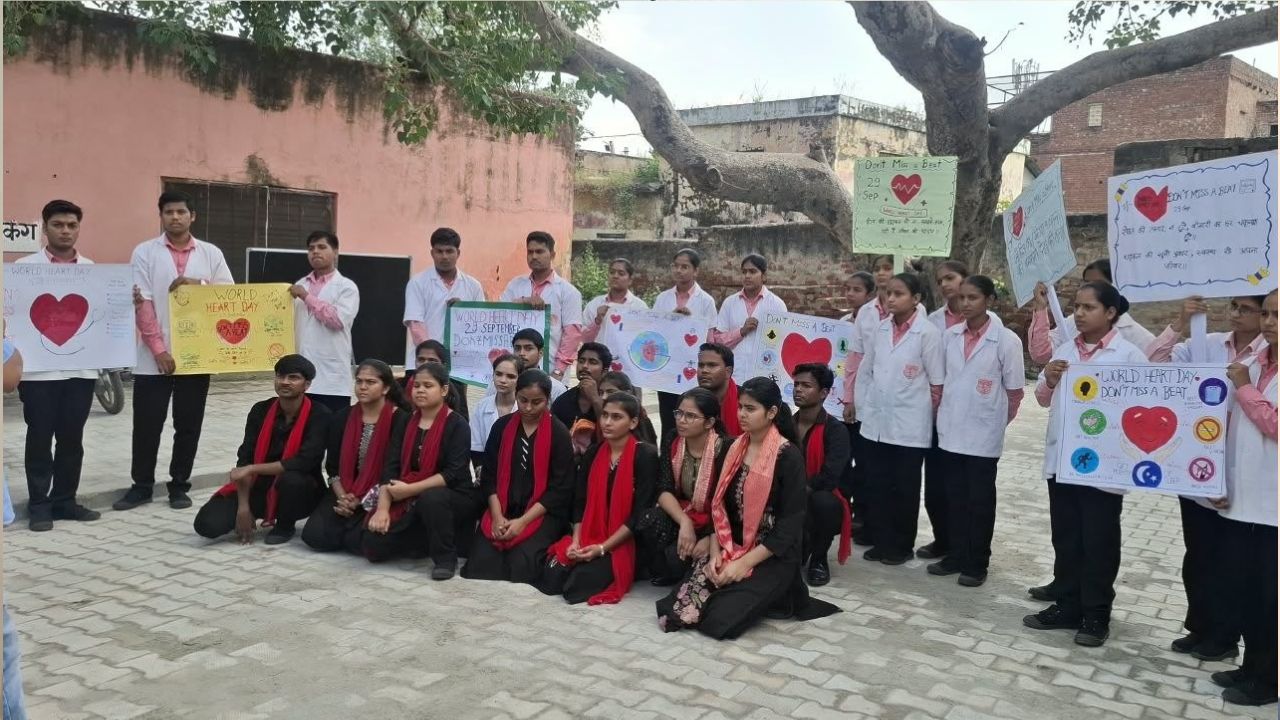 Hathras: सासनी CHC में अचानक हुआ ऐसा प्रदर्शन, हार्ट अटैक से बचाव का तरीका देख जुटे मरीज-तीमारदार