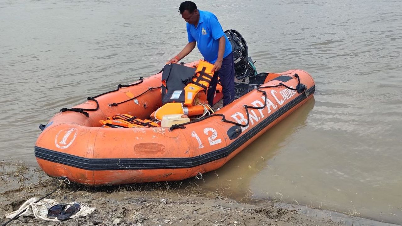 यमुना में छलांग लगाते ही गहरे पानी में समाया युवक, 23 घंटे से तलाश जारी; अब तक नहीं मिला सुराग