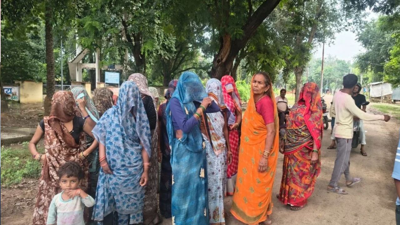 हमीरपुर में युवक ने उठाया खौफनाक कदम, शराब ठेके को लेकर महिलाओं का प्रदर्शन