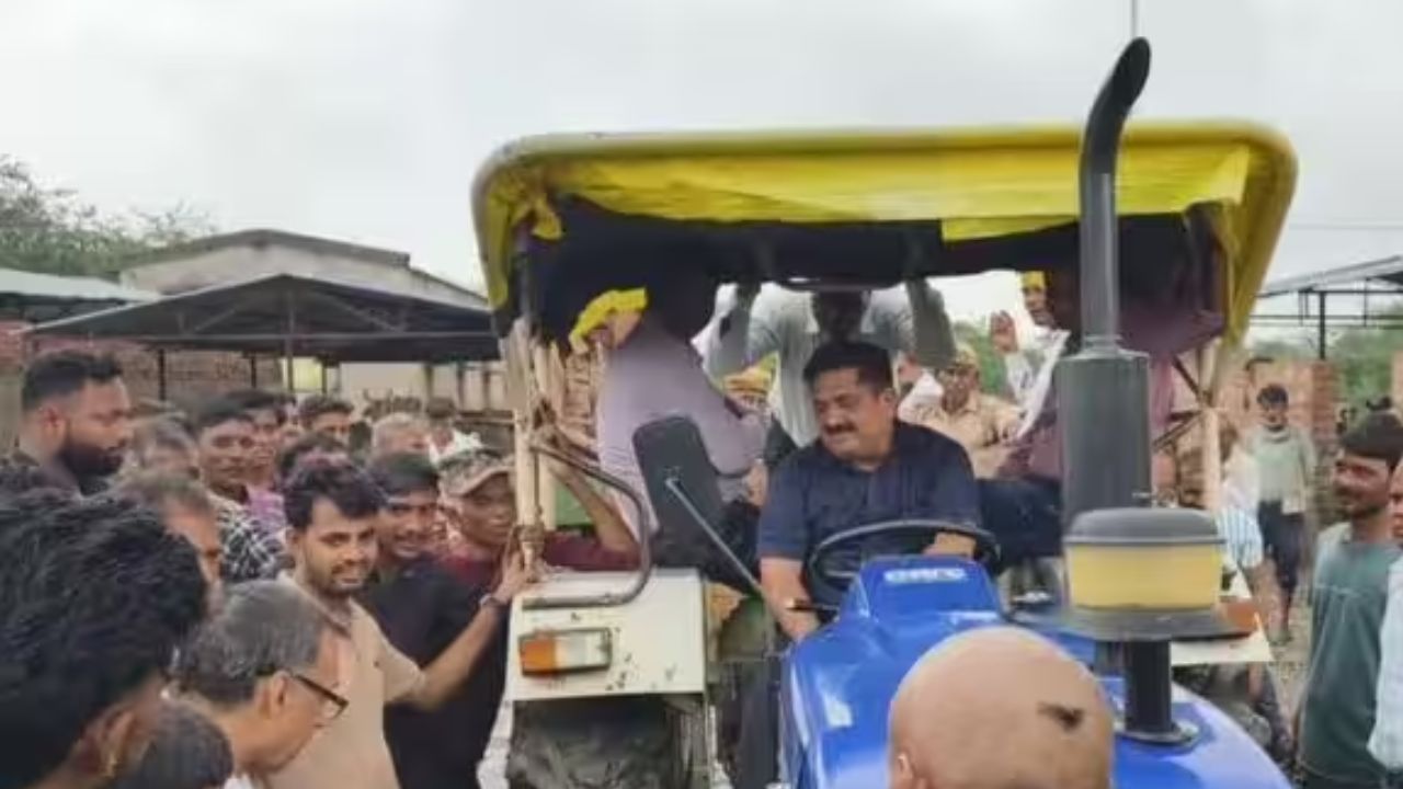 कीचड़ भरे रास्ते पर SDM ने खुद चलाया ट्रैक्टर! हमीरपुर गोशाला में बदइंतजामी पर बवाल