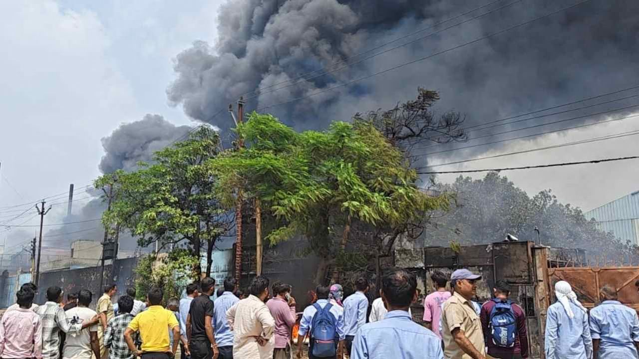 हापुड़ में केमिकल फैक्ट्री में भीषण आग: कई किलोमीटर दूर तक दिखा काले धुएं का गुबार, 3 फैक्ट्रियां चपेट में