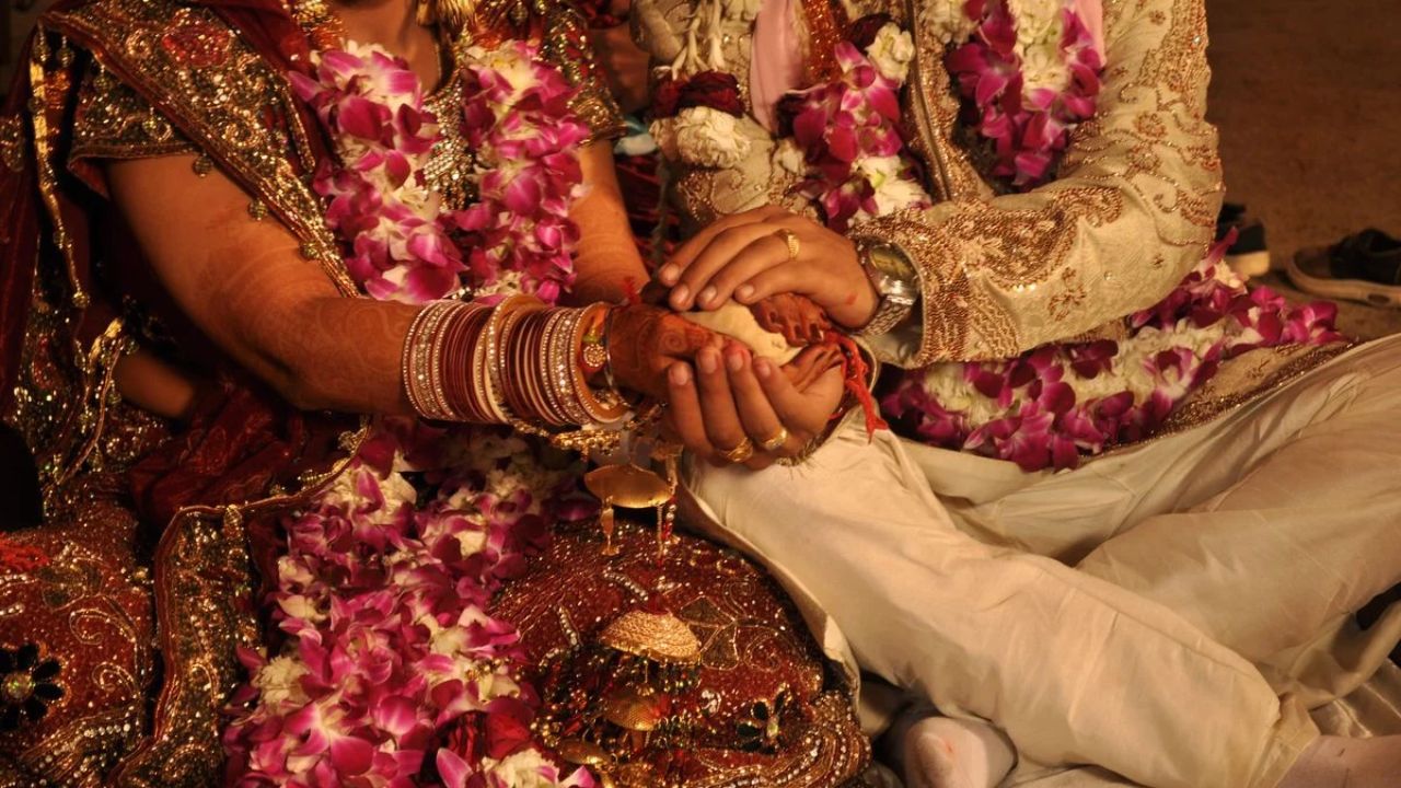 शादी के झांसे में इज्जत और भरोसा दोनों लुटे: जांच में मंगेतर निकला फर्जी अफसर, 5 पर केस दर्ज