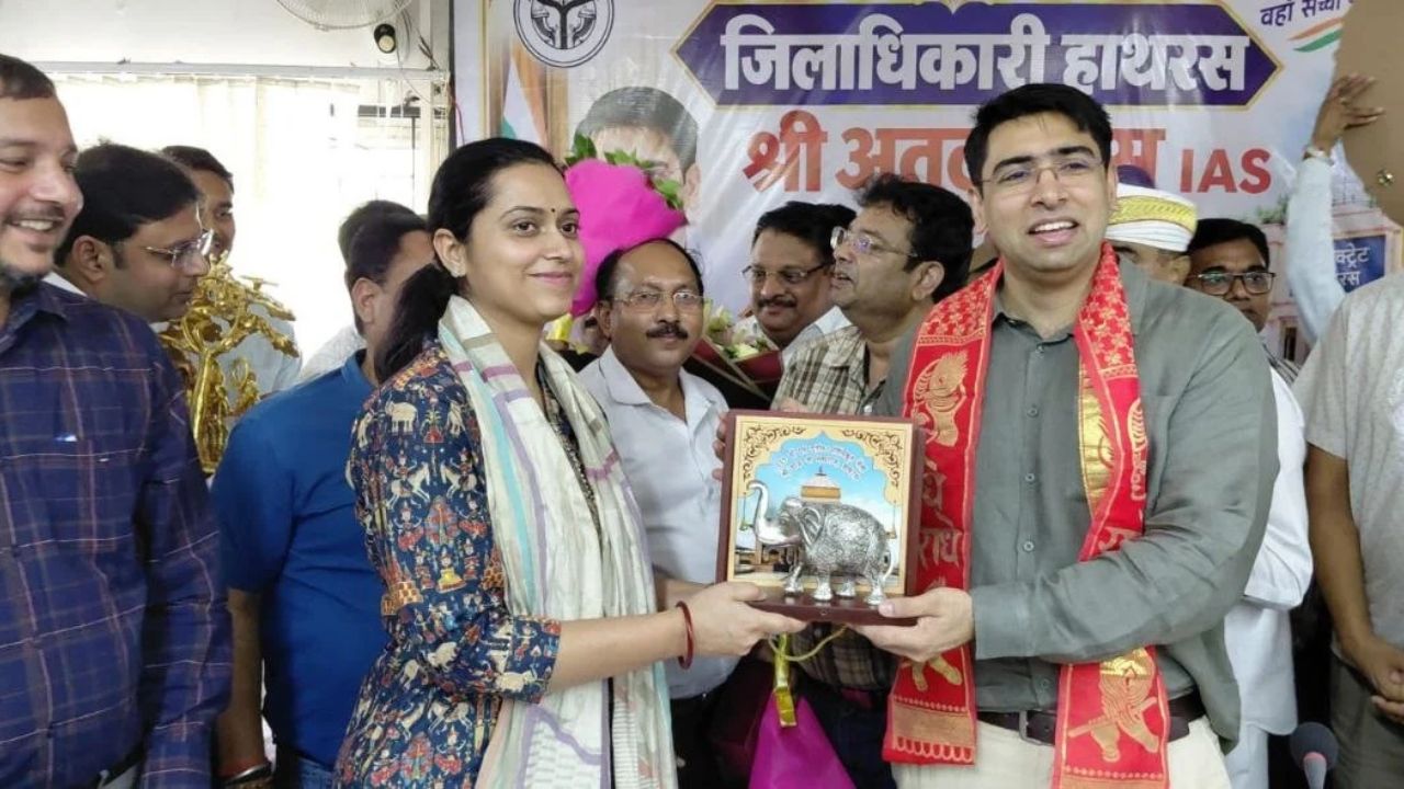 एक डीएम की विदाई, दूसरे की एंट्री: हाथरस में अतुल वत्स को भावभीनी विदाई, सत्य प्रकाश पटेल ने आते ही बताया अपना फोकस