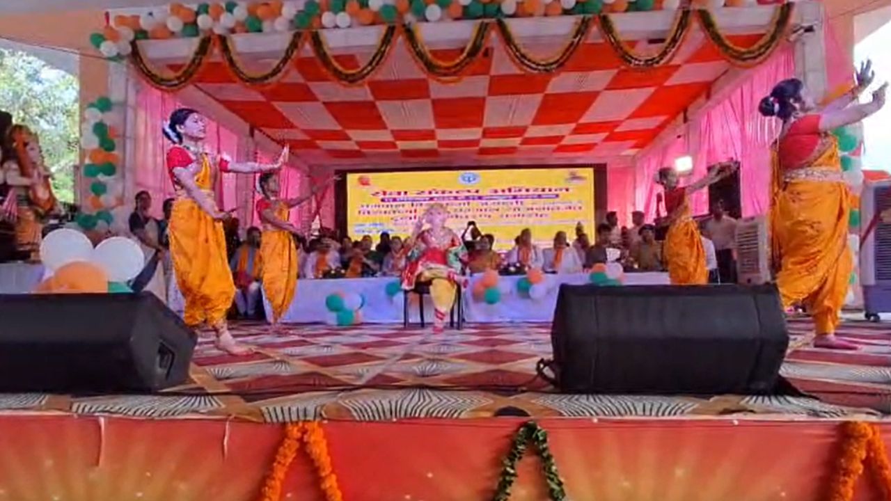 दाऊ बाबा के जयकारों से गूंजा हाथरस, 115वें लक्खी मेले का भव्य शुभारंभ; दिखी ब्रज संस्कृति की झलक