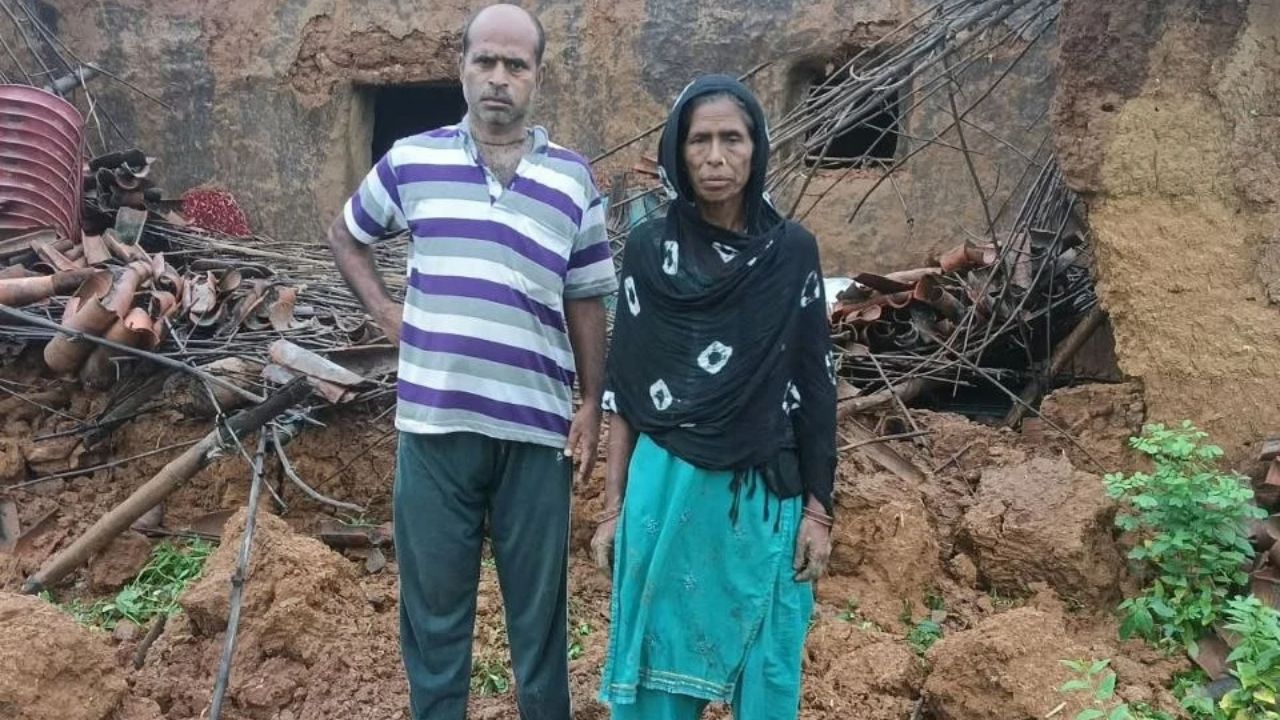 सेकंडों में जमींदोज हुए 2 घर, मलबे के ढेर में दबा अनाज और पूरे साल की कमाई! जानिए खौफनाक तबाही की पूरी दास्तान