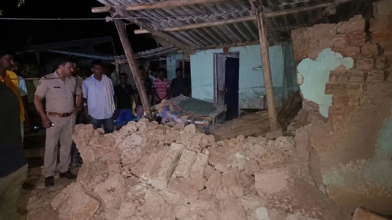 धड़ाम से गिरी कच्ची दीवार और मलबे में ही थम गई 72 साल के बुजुर्ग की सांसें! दर्दनाक हादसे से गांव में छाया मातम