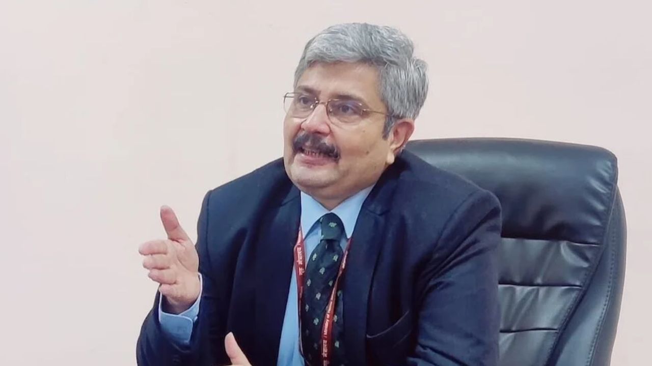 9 घंटे पूछताछ, फिर कोर्ट की शरण! पूर्व IAS आशीष जोशी ने FIR कॉपी के लिए लगाई याचिका